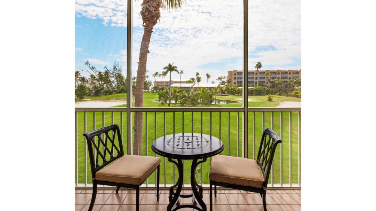 チーカ　ロッジ ＆ スパ イスラモラダ エクステリア 写真 A view of the golf course from a guest room at the Boca Raton Resort