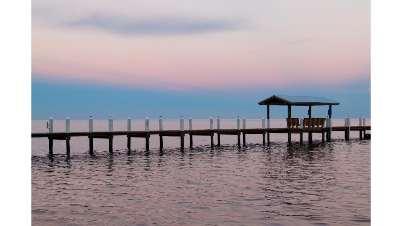 チーカ　ロッジ ＆ スパ イスラモラダ エクステリア 写真 A pier in Lake Marion